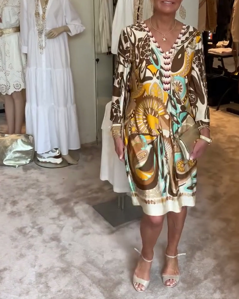 Sukienka casualowa z dekoltem w serek i nadrukiem w stylu vintage