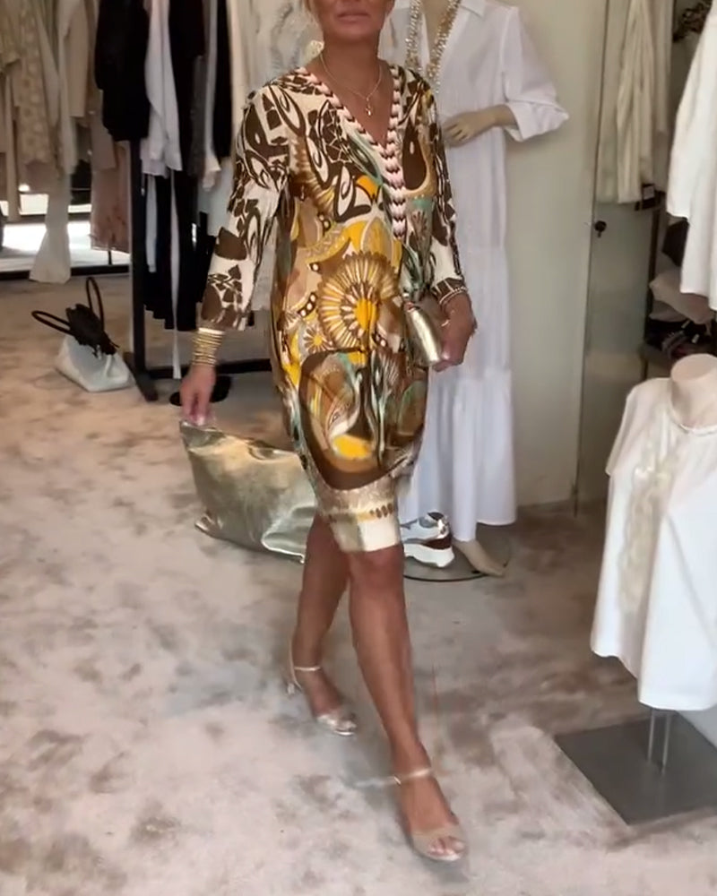 Sukienka casualowa z dekoltem w serek i nadrukiem w stylu vintage