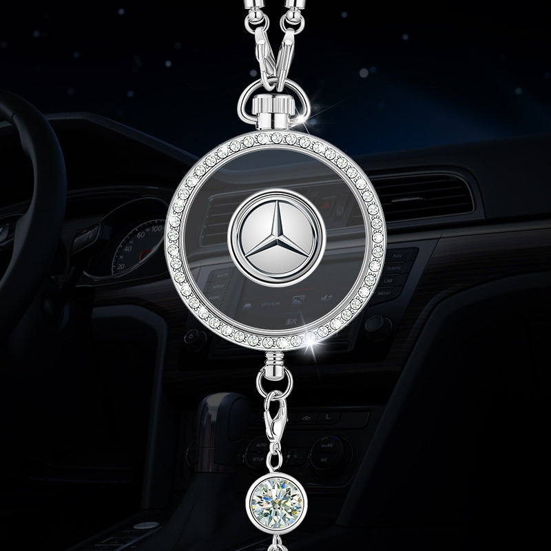 Wisiorek z logo aromaterapii samochodowej z metalu i diamentów