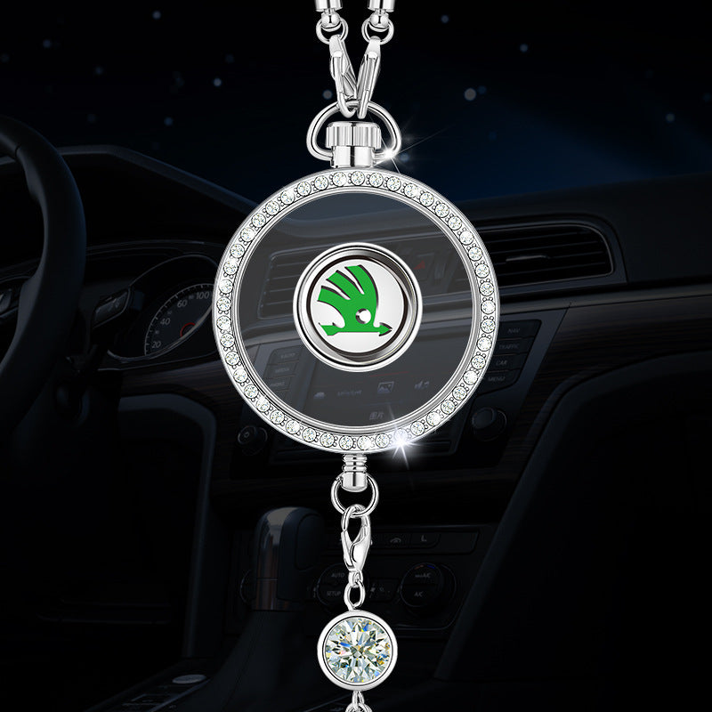 Wisiorek z logo aromaterapii samochodowej z metalu i diamentów