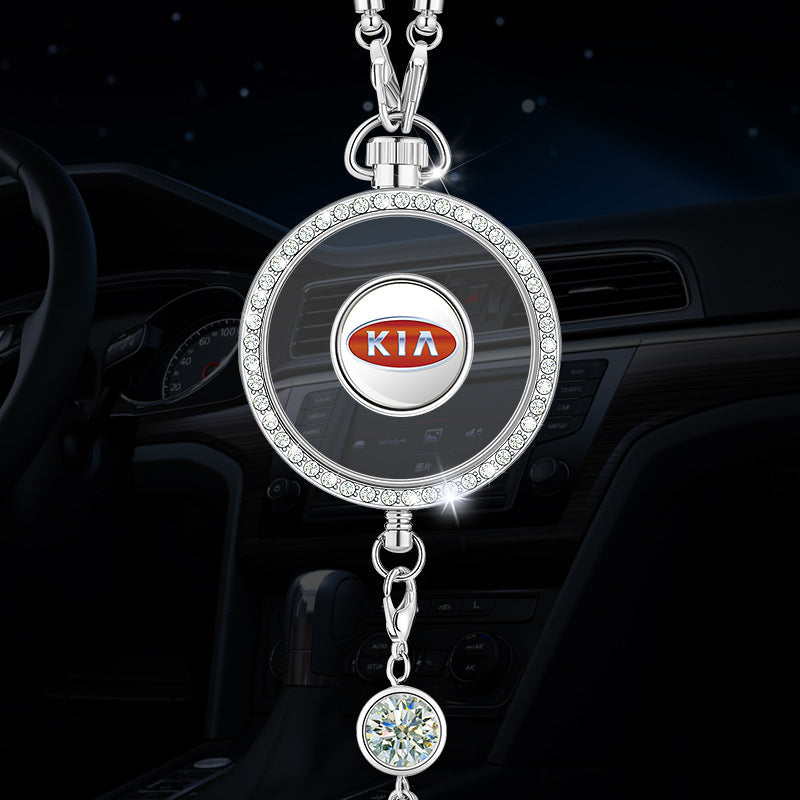 Wisiorek z logo aromaterapii samochodowej z metalu i diamentów