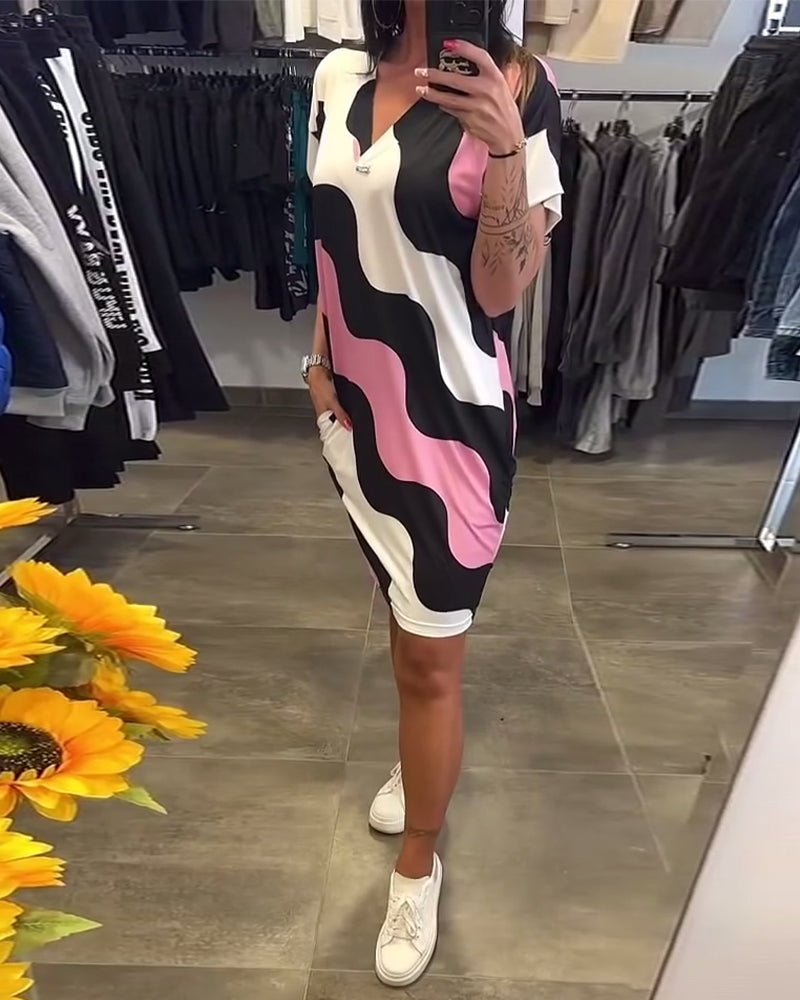 Sukienka z dekoltem w serek i wzorem fal