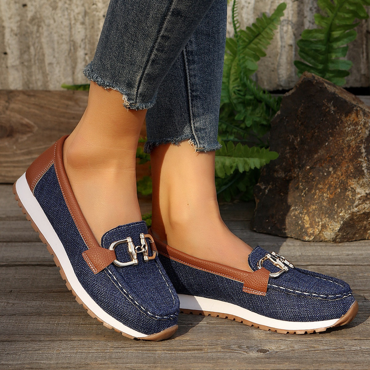 Damskie buty wsuwane Casual z metaliczną klamrą